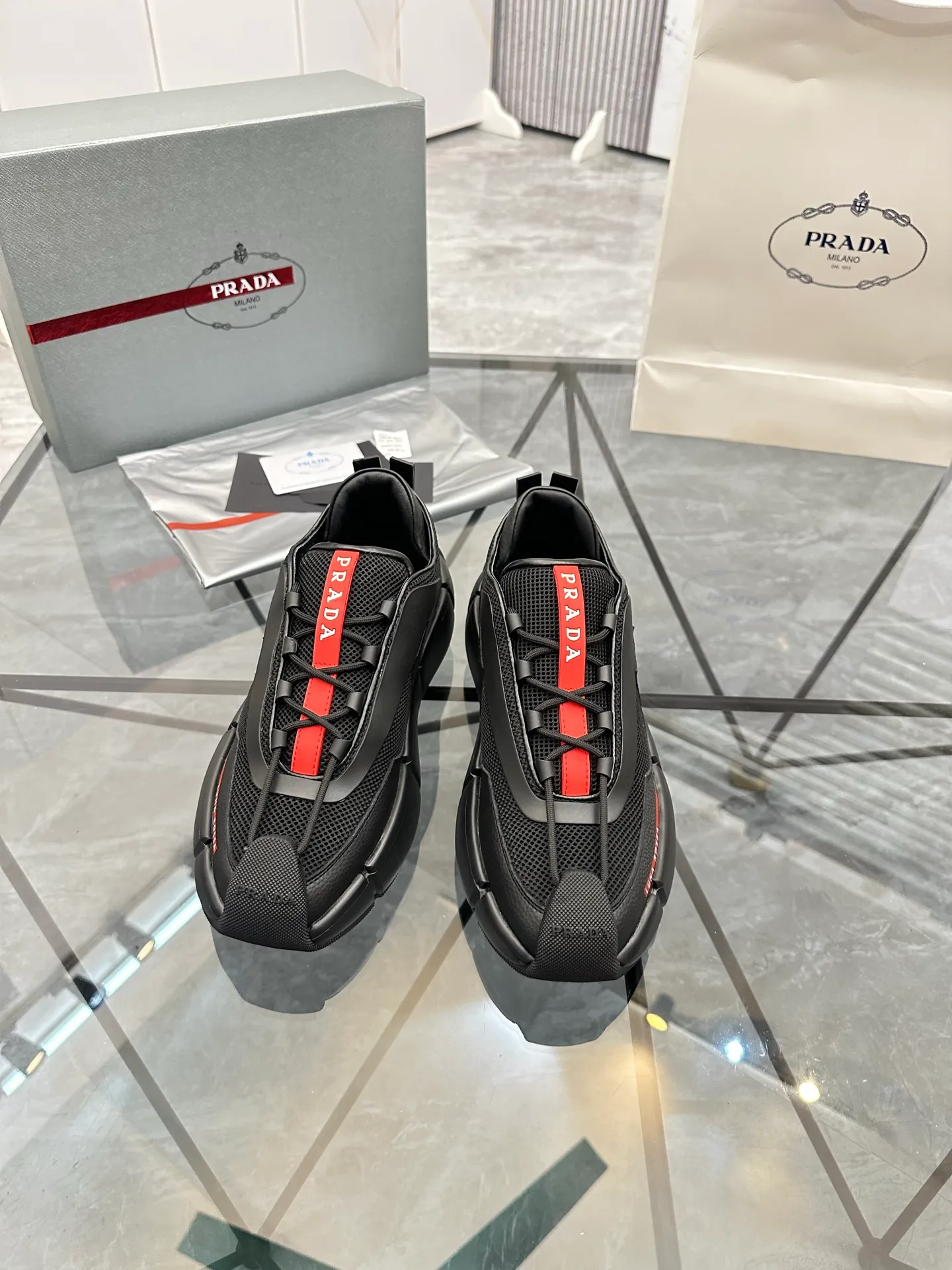 Men's shoes: 💰P500¥ High-end, complete package Product trademark: Prada *"Prada*" low-top casual shoes Regular size: 38-44 (can be customized to 45.46) Couple style Product materials: Upper imported cowhide stitched with original fabric, sheepskin lining, original outsole. Number: 846